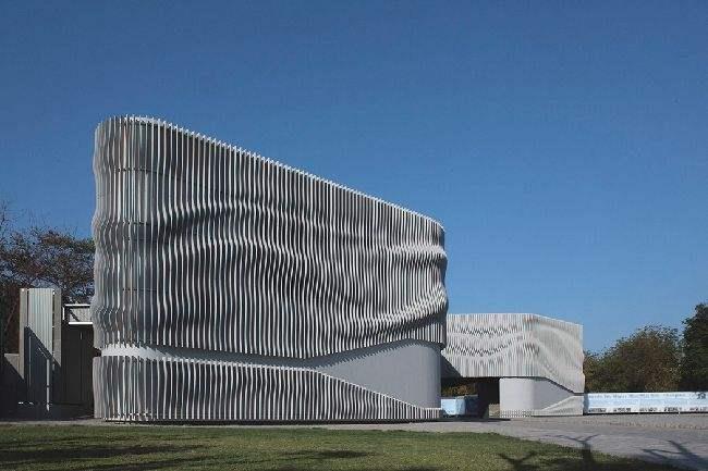昌都浅谈现代建筑采用网架结构安装的主要优势和应用